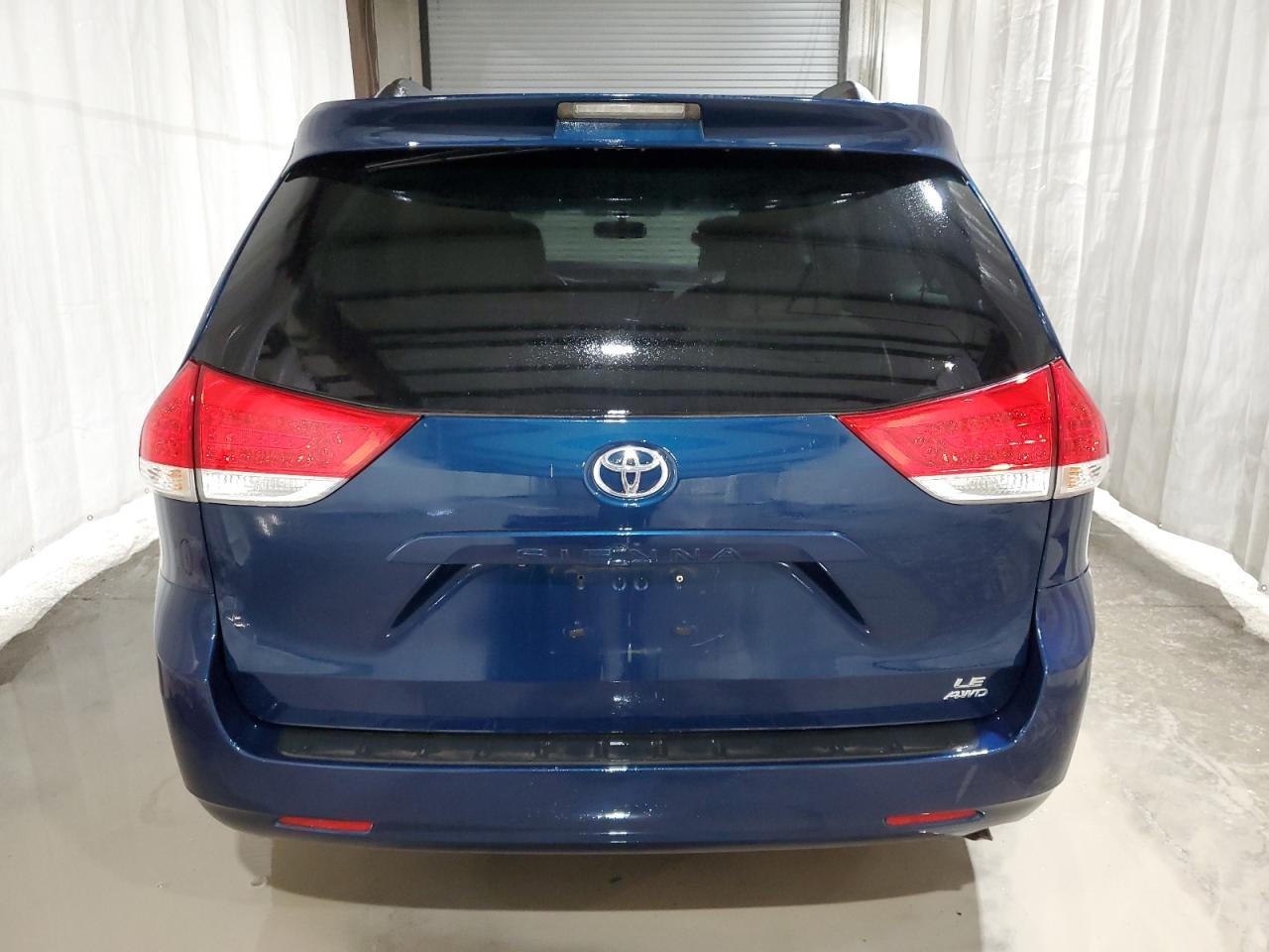 2012 Toyota Sienna - Image 6