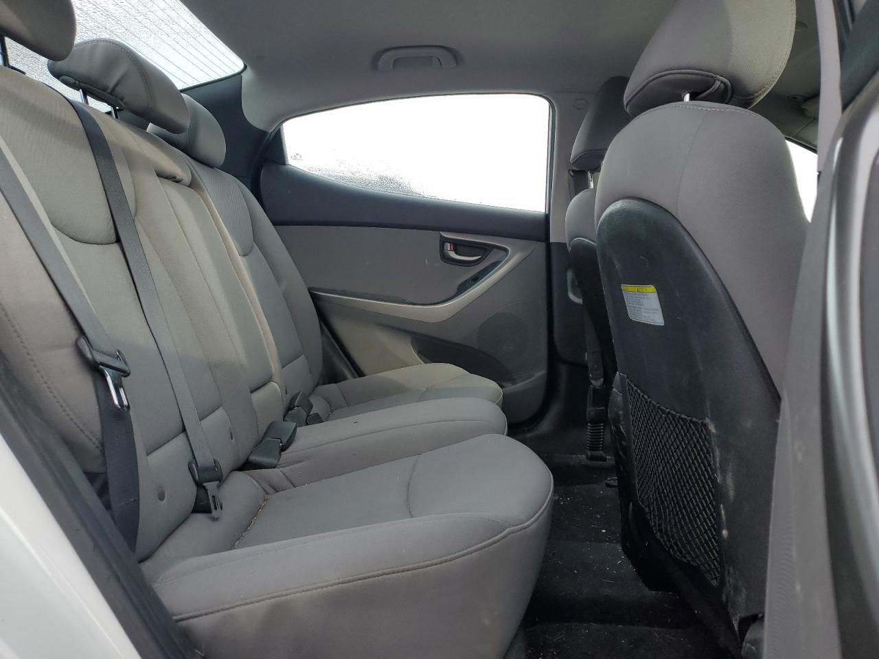 2013 Hyundai Elantra - Image 10