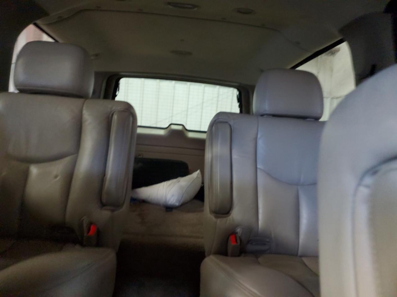 2003 Chevrolet Suburban - Image 10