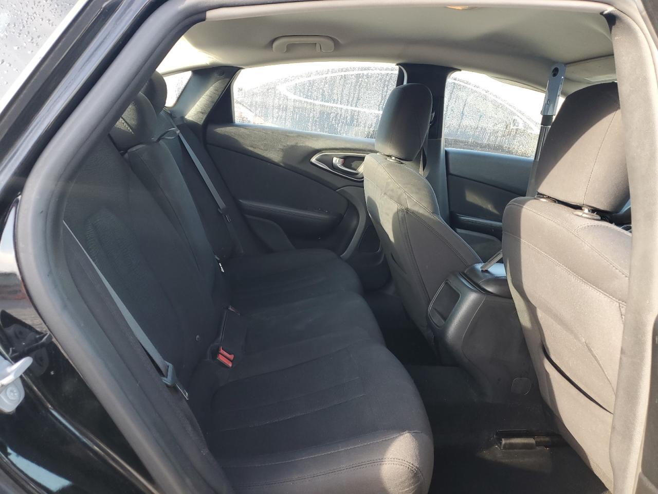 2016 Chrysler 200 - Image 10