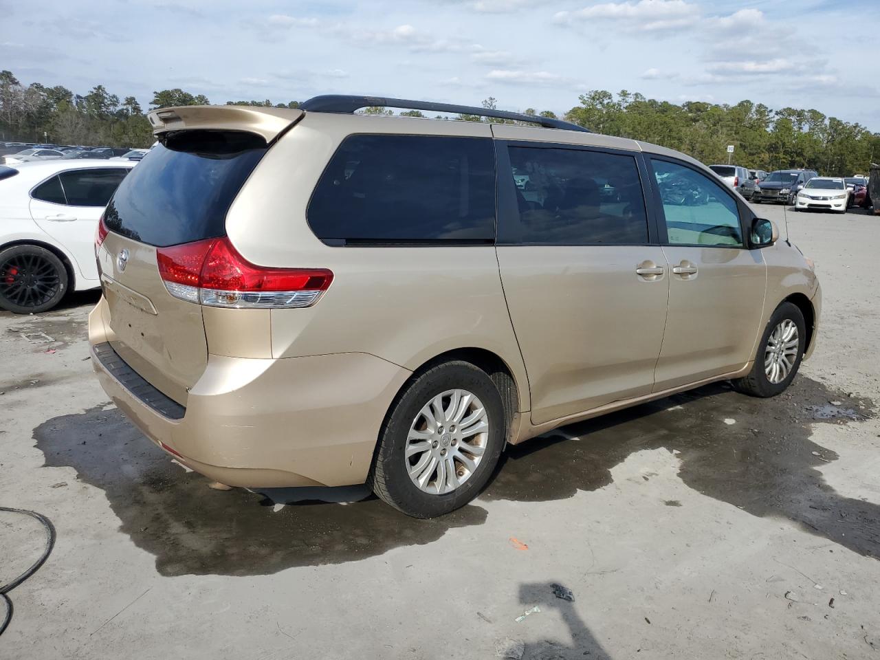 2014 Toyota Sienna - Image 3