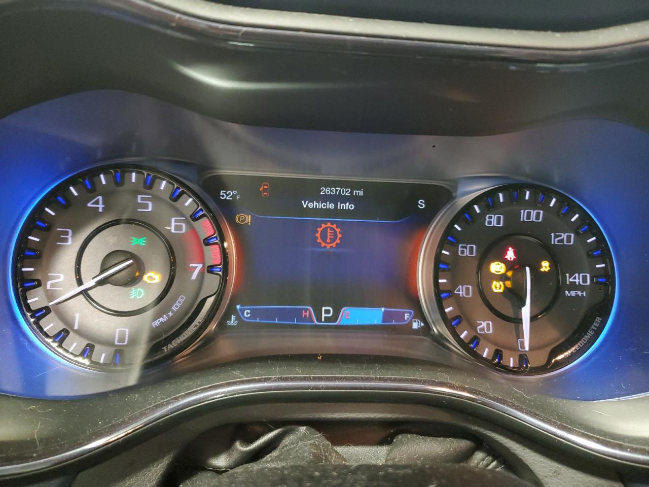 2016 Chrysler 200 - Image 9