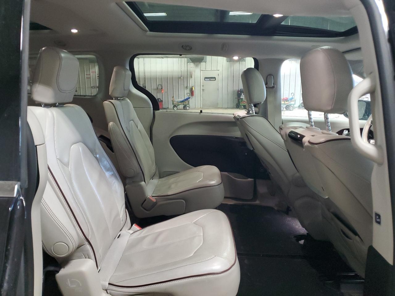 2017 Chrysler Pacifica - Image 11