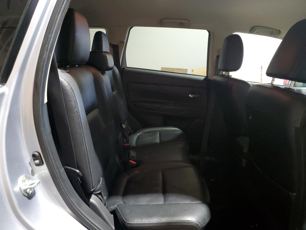 2016 Mitsubishi Outlander - Image 11