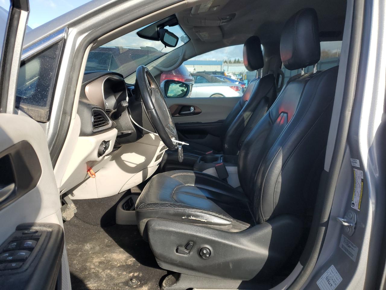 2017 Chrysler Pacifica - Image 7