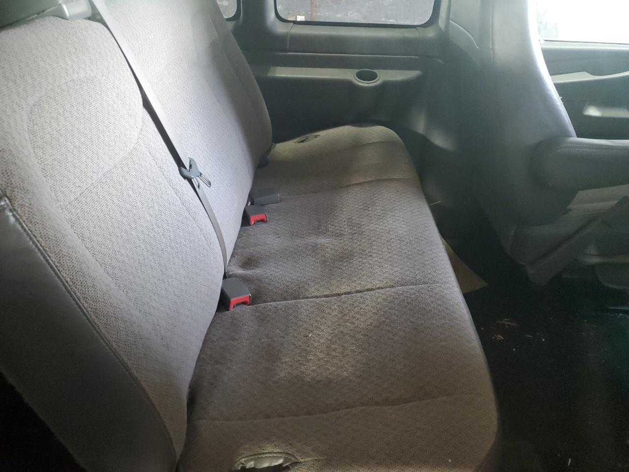 2015 Chevrolet Express - Image 10