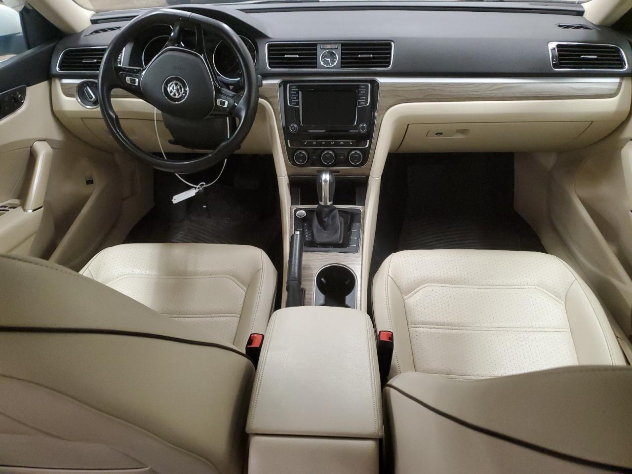 2017 Volkswagen Passat - Image 8