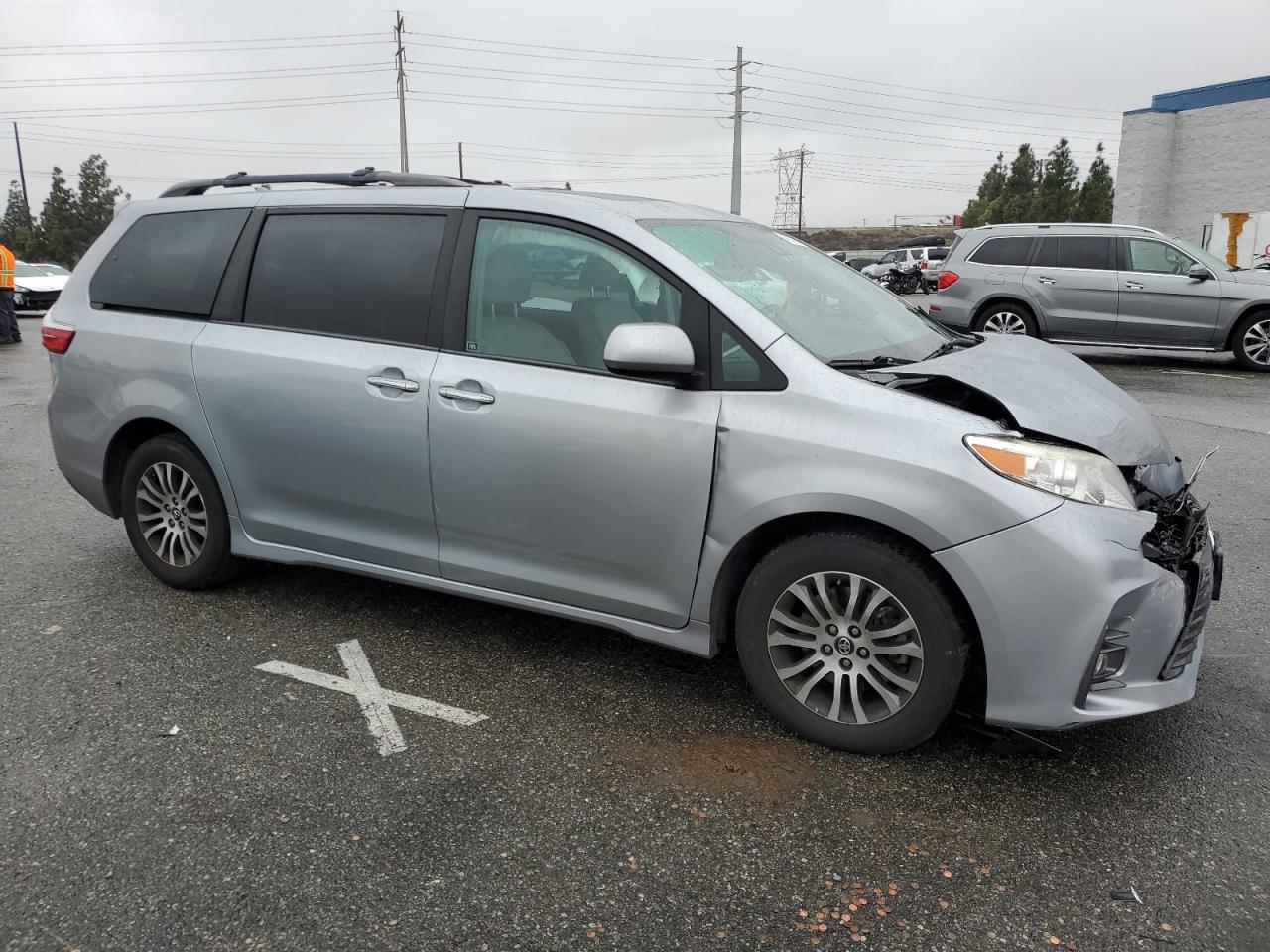 2018 Toyota Sienna - Image 4