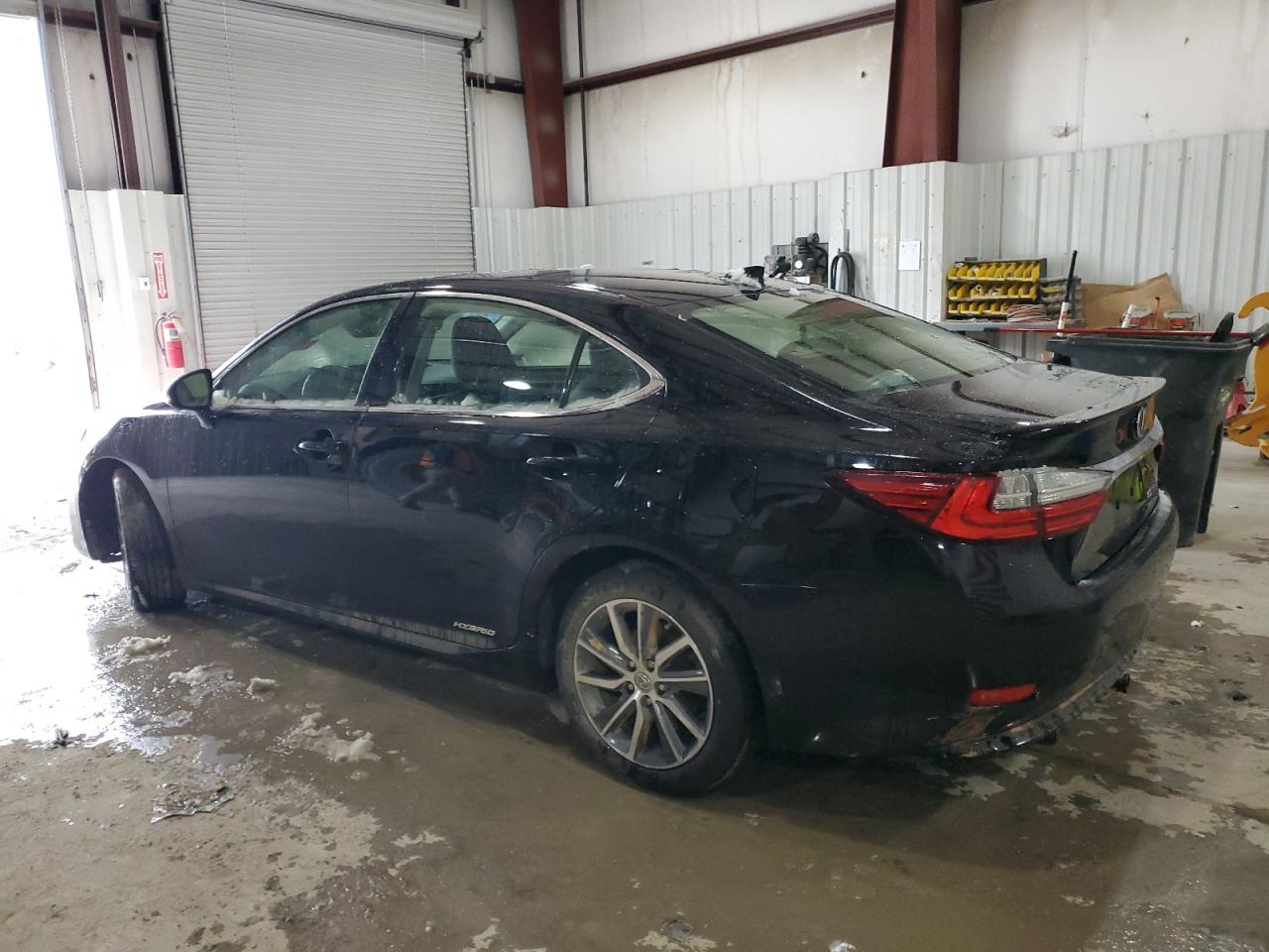 2016 Lexus ES - Image 2