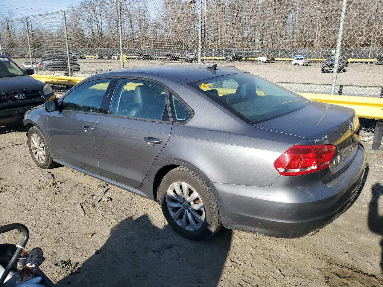 2015 Volkswagen Passat - Image 2