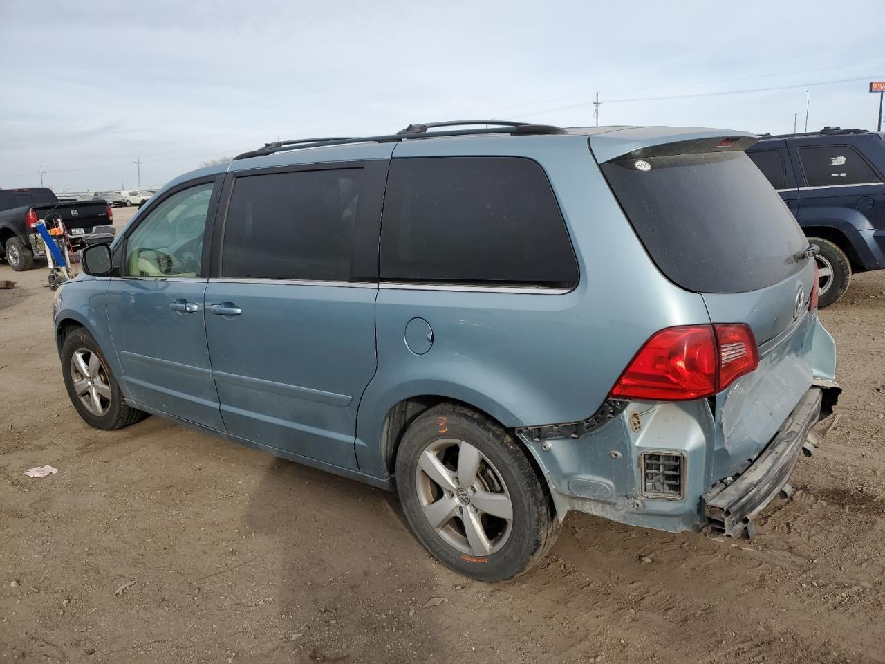 2009 Volkswagen Routan - Image 2