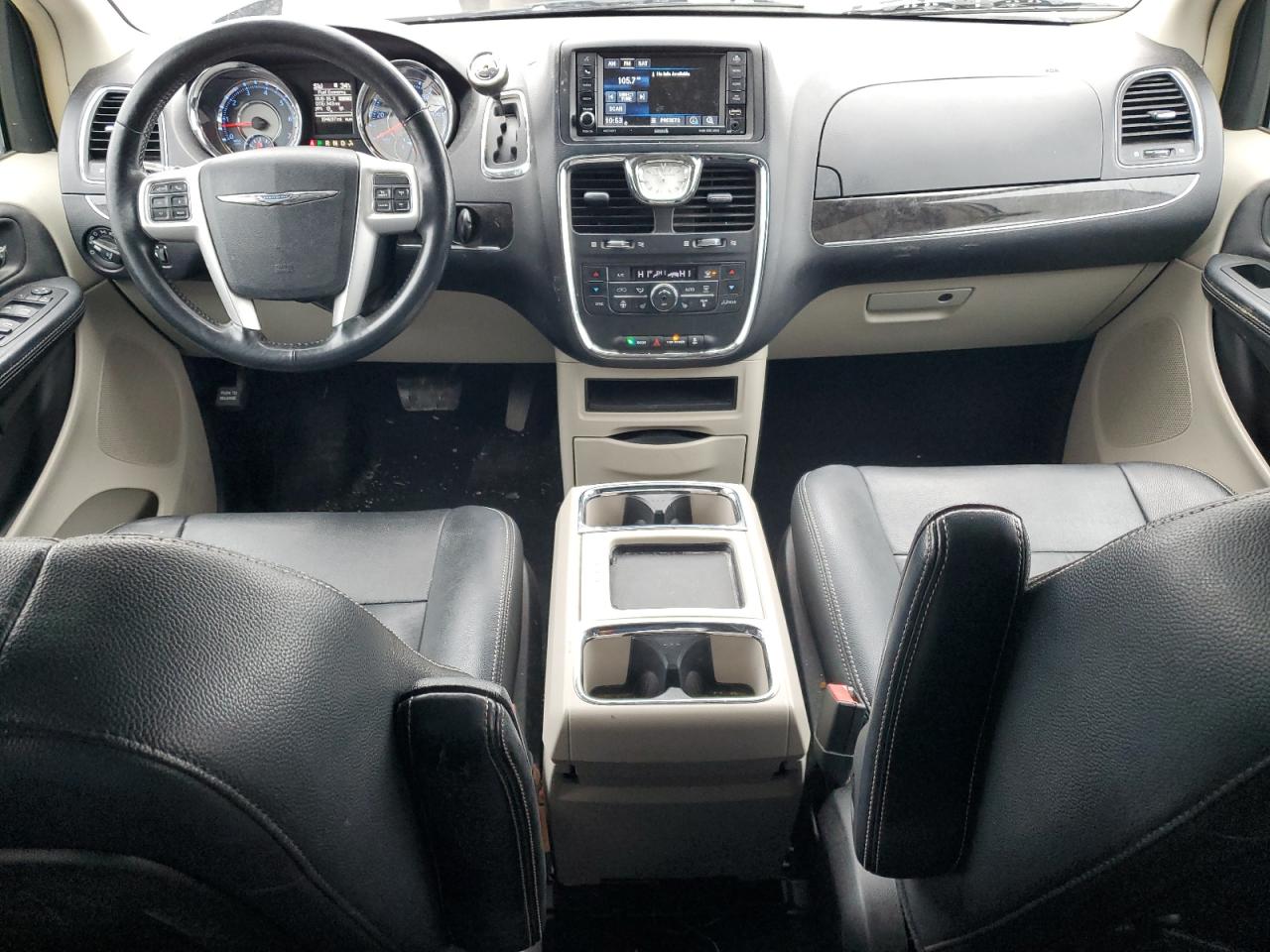 2016 Chrysler Town & Country - Image 8