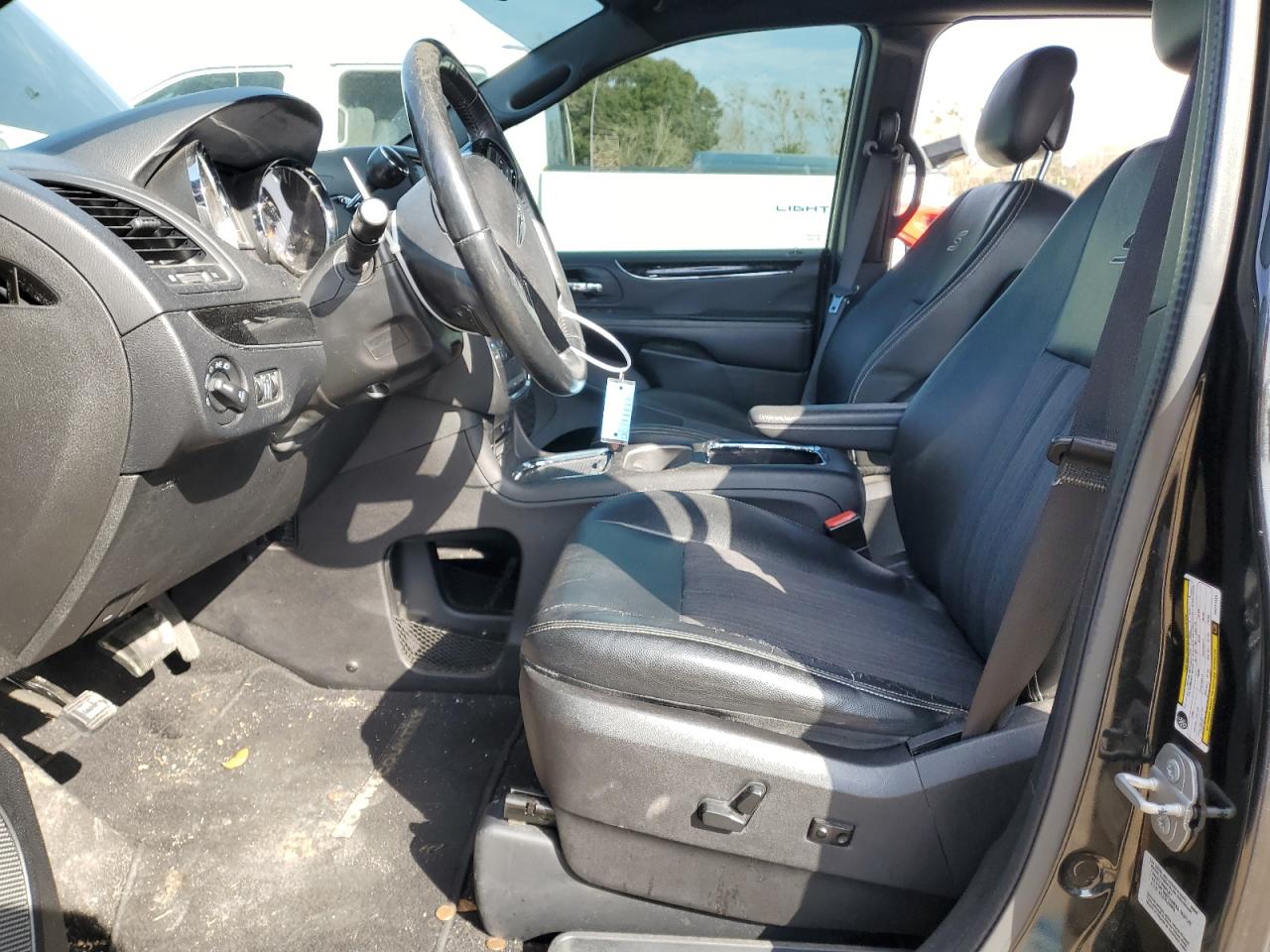 2016 Chrysler Town & Country - Image 7