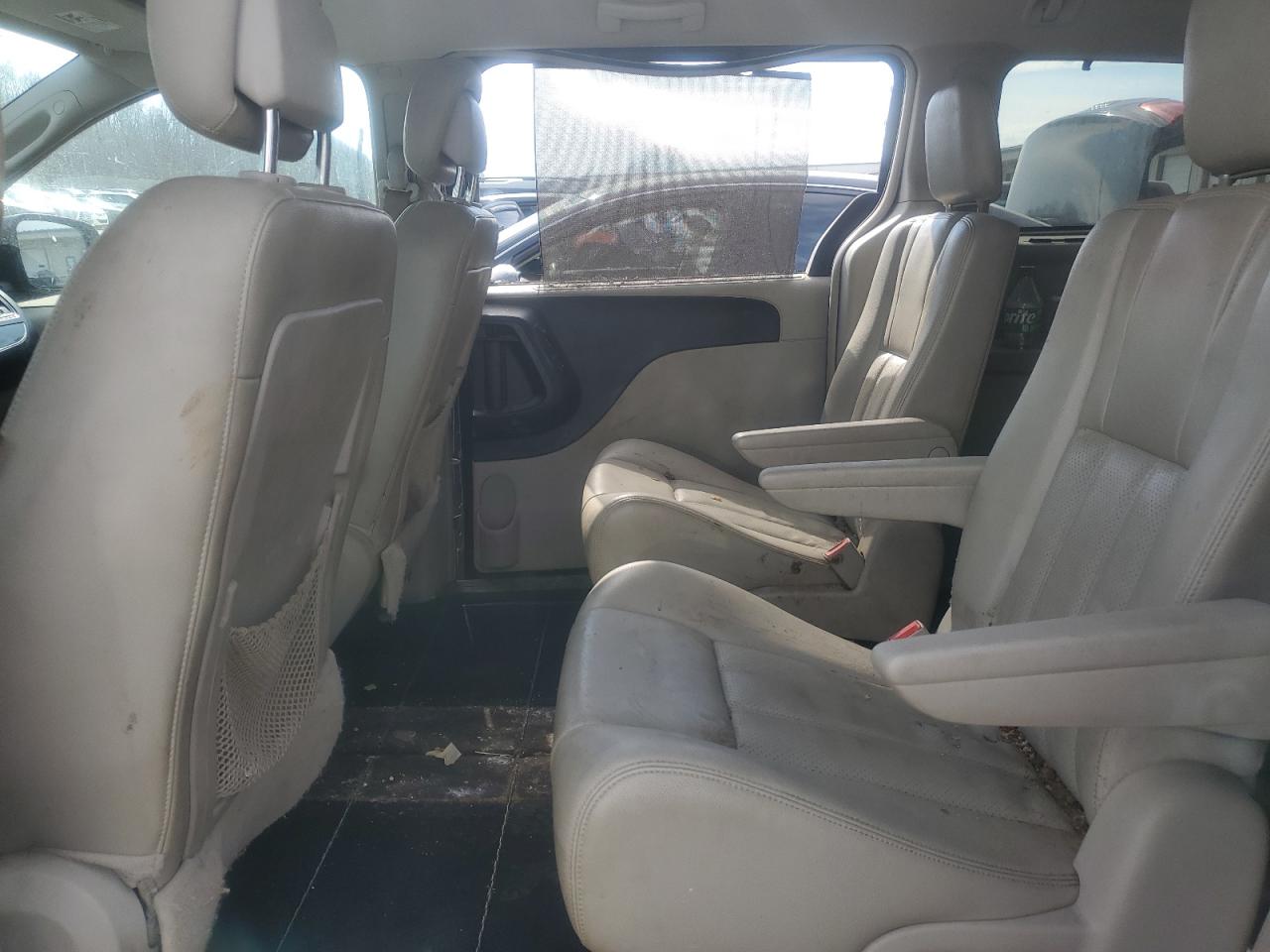 2013 Chrysler Town & Country - Image 11