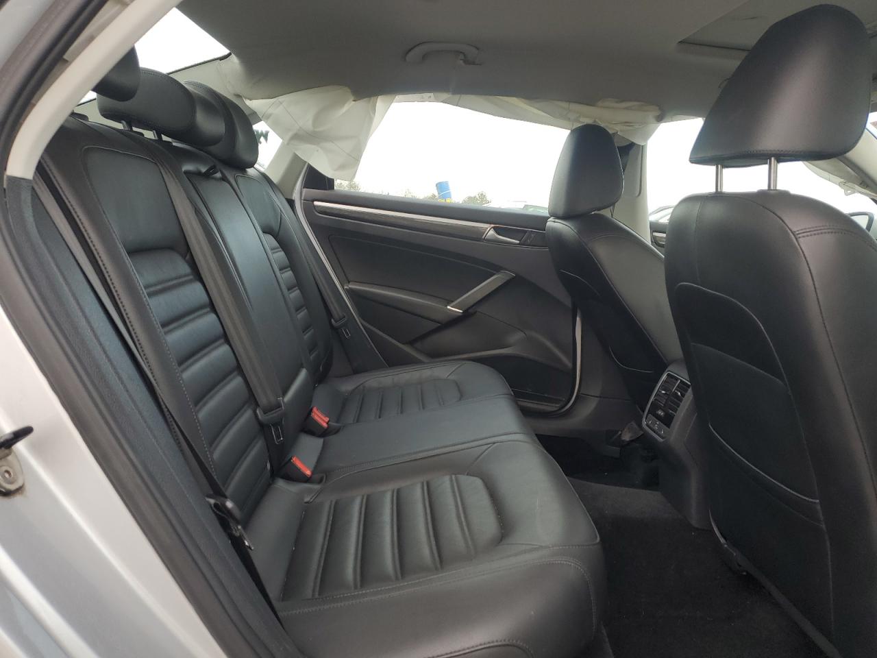 2016 Volkswagen Passat - Image 10