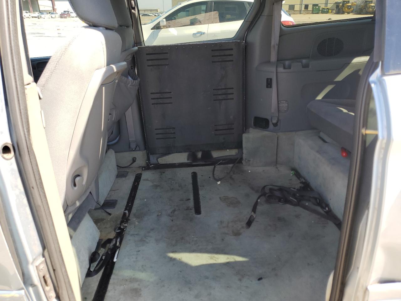 2004 Dodge Caravan - Image 12