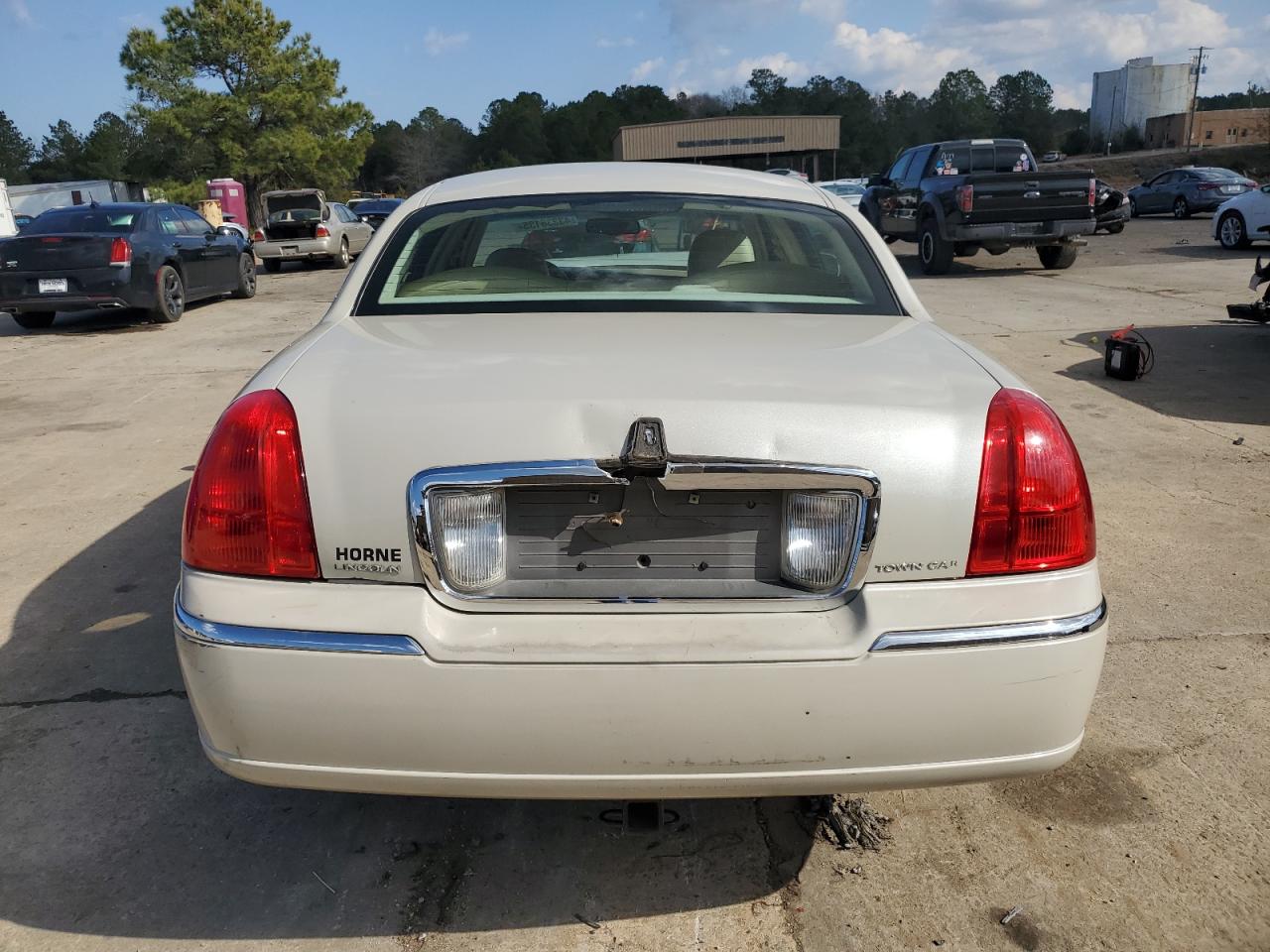 2006 Lincoln Town Car - Image 6