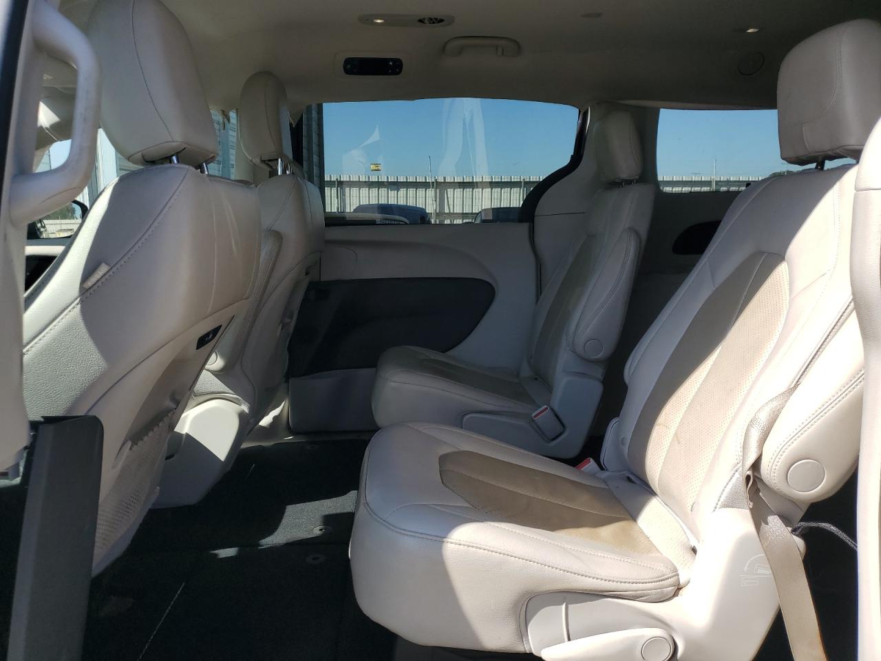 2021 Chrysler Pacifica - Image 11
