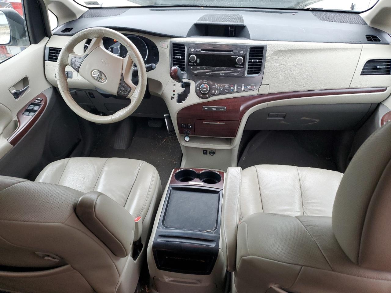 2011 Toyota Sienna - Image 8
