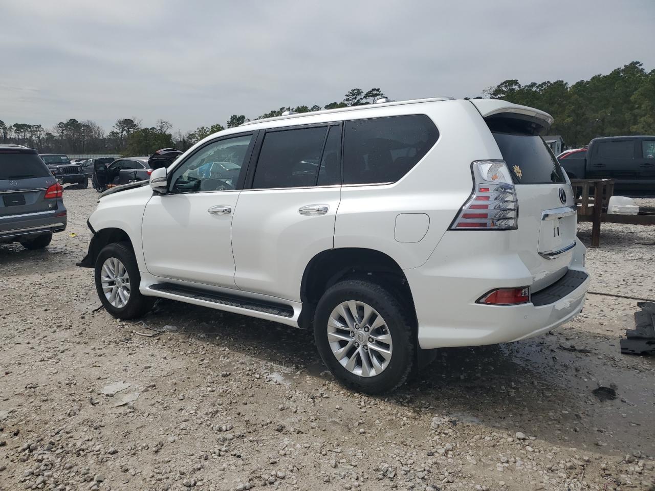 2022 Lexus GX - Image 2