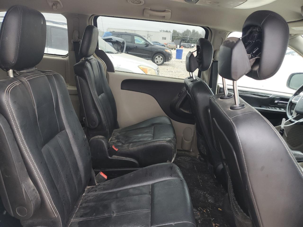 2014 Chrysler Town & Country - Image 11