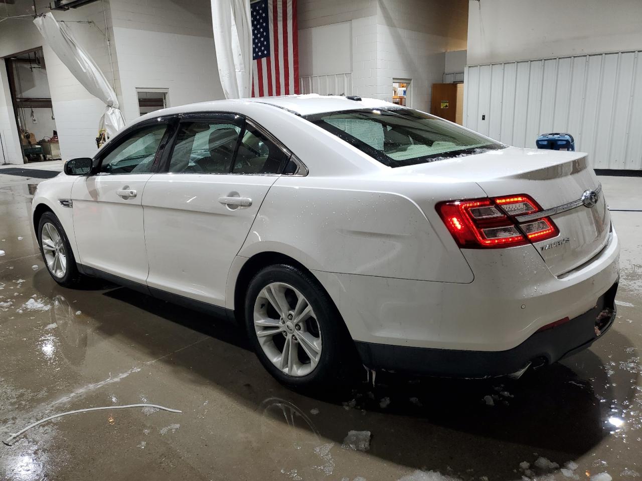 2015 Ford Taurus - Image 2