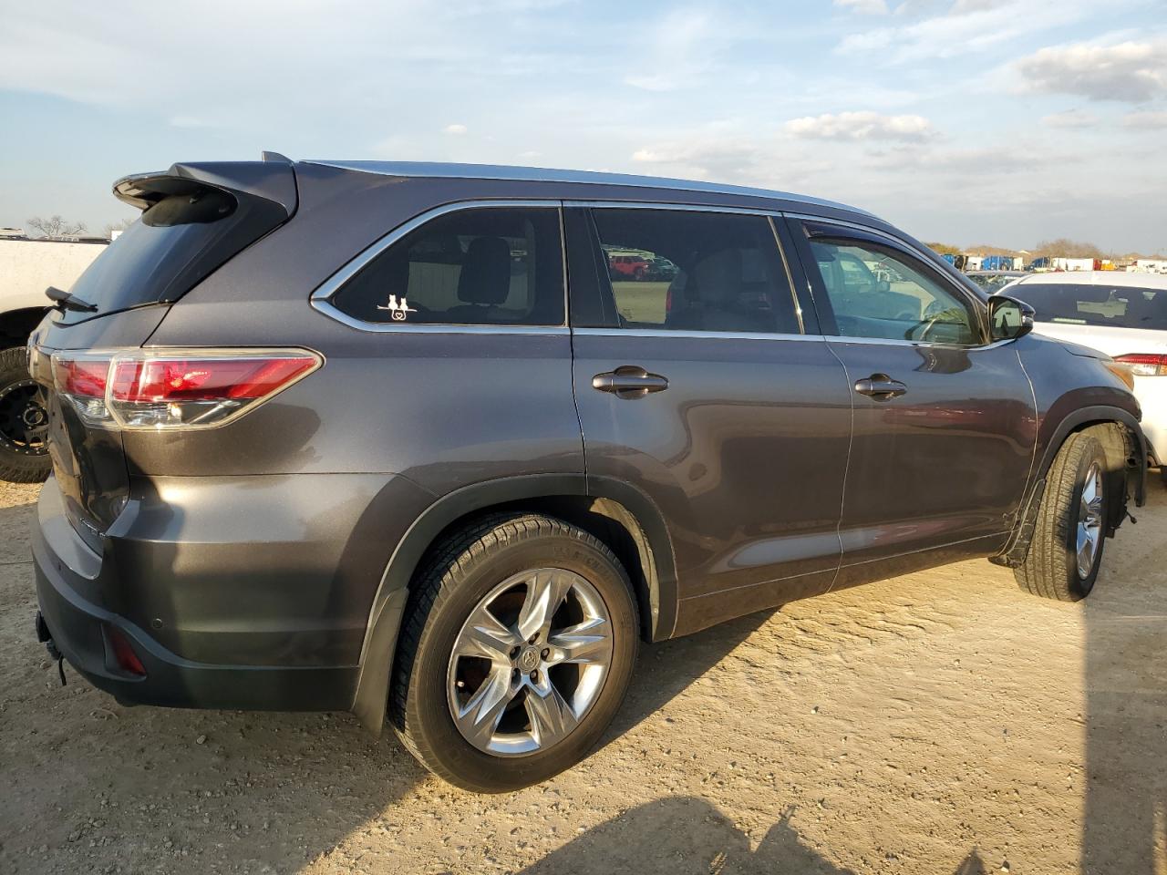 2015 Toyota Highlander - Image 3