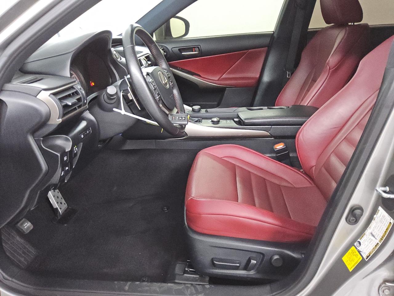 2019 Lexus IS - Image 7