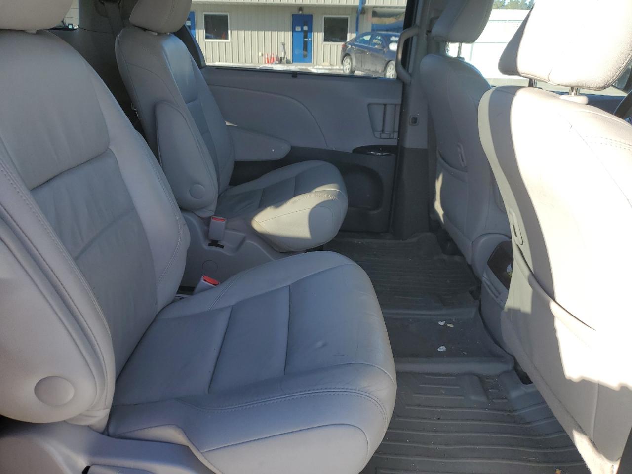 2017 Toyota Sienna - Image 11