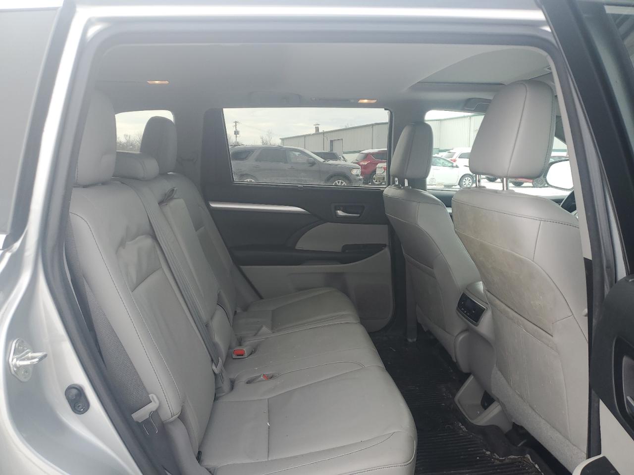 2017 Toyota Highlander - Image 11