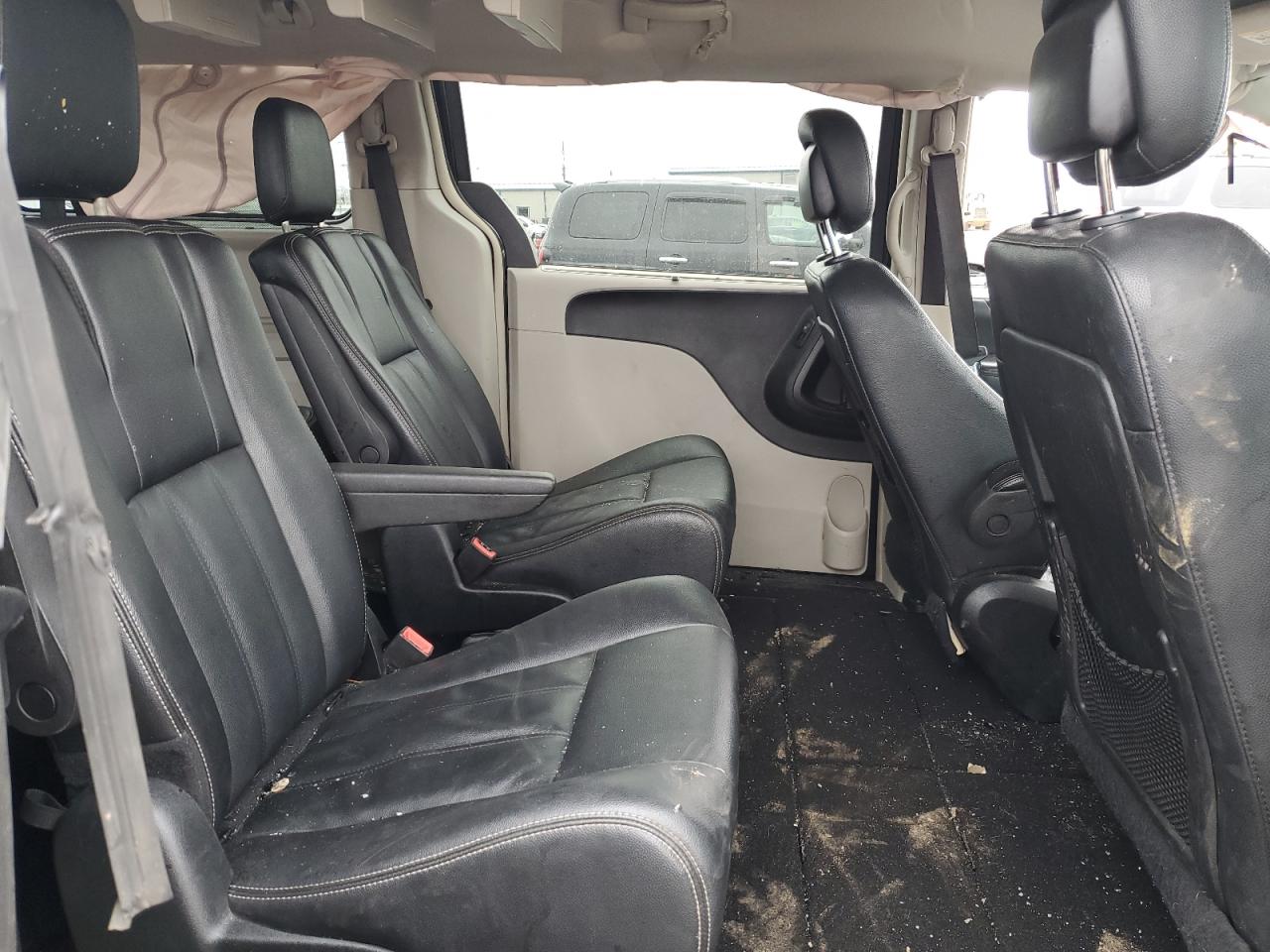 2016 Chrysler Town & Country - Image 11