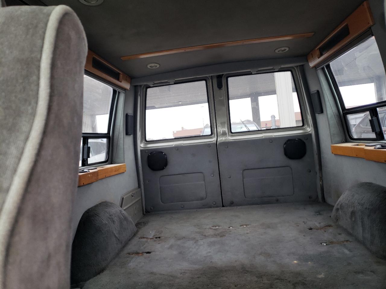 2002 Chevrolet Astro - Image 10