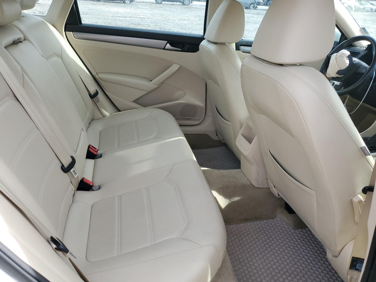 2015 Volkswagen Passat - Image 11