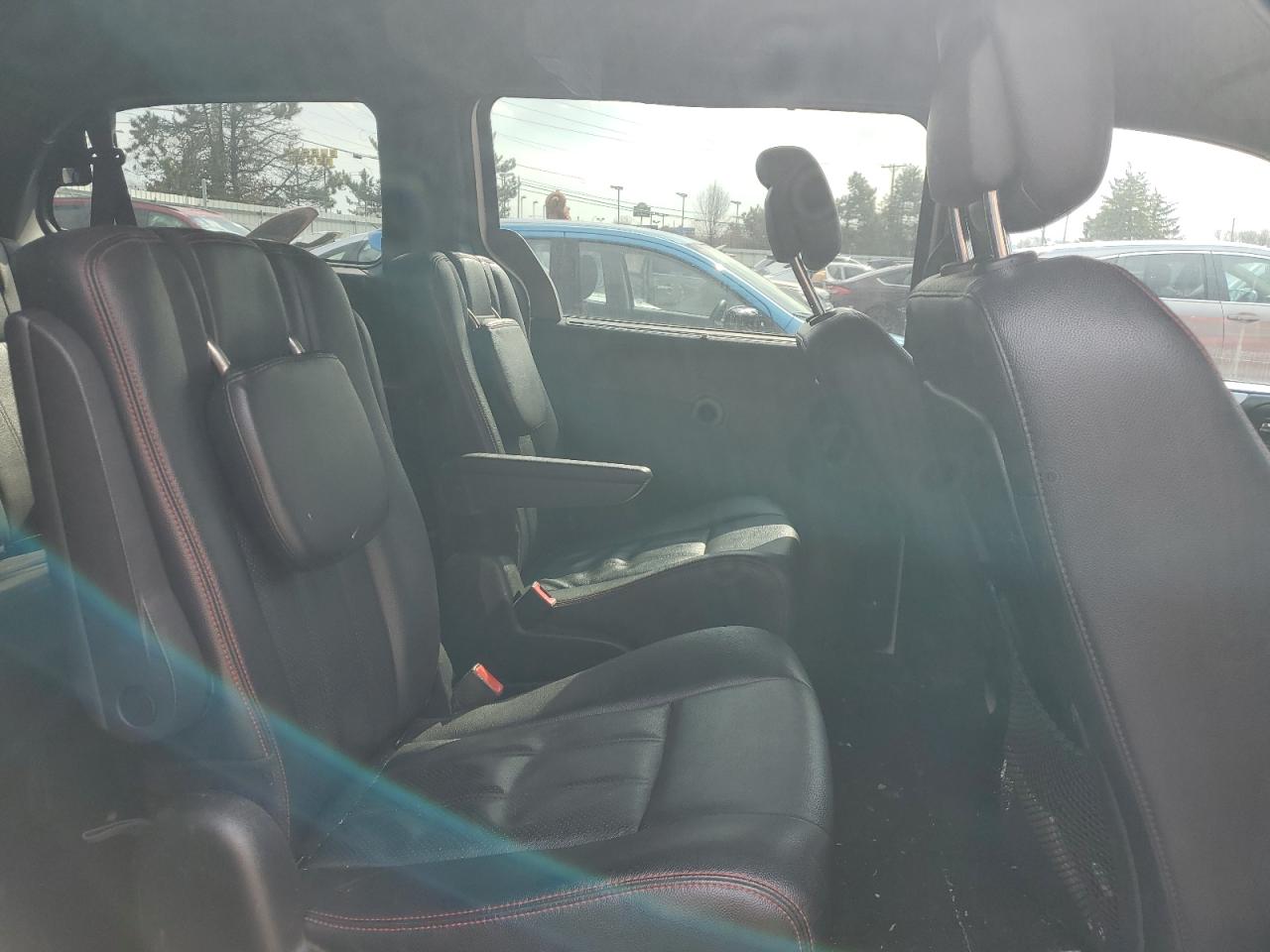 2020 Dodge Caravan - Image 11