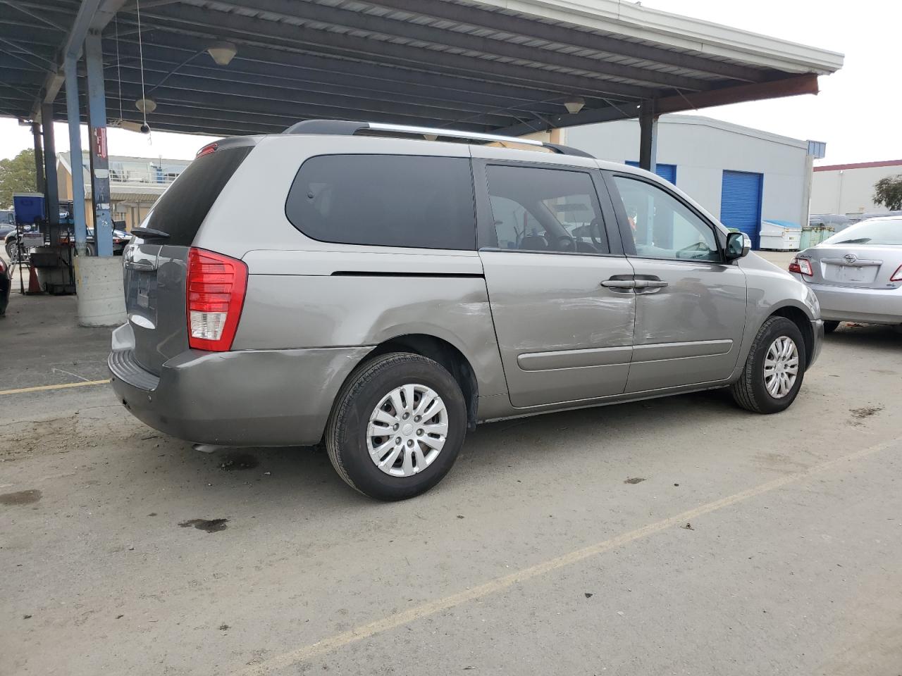 2012 Kia Sedona - Image 3