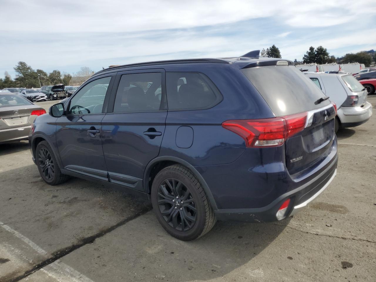 2019 Mitsubishi Outlander - Image 2