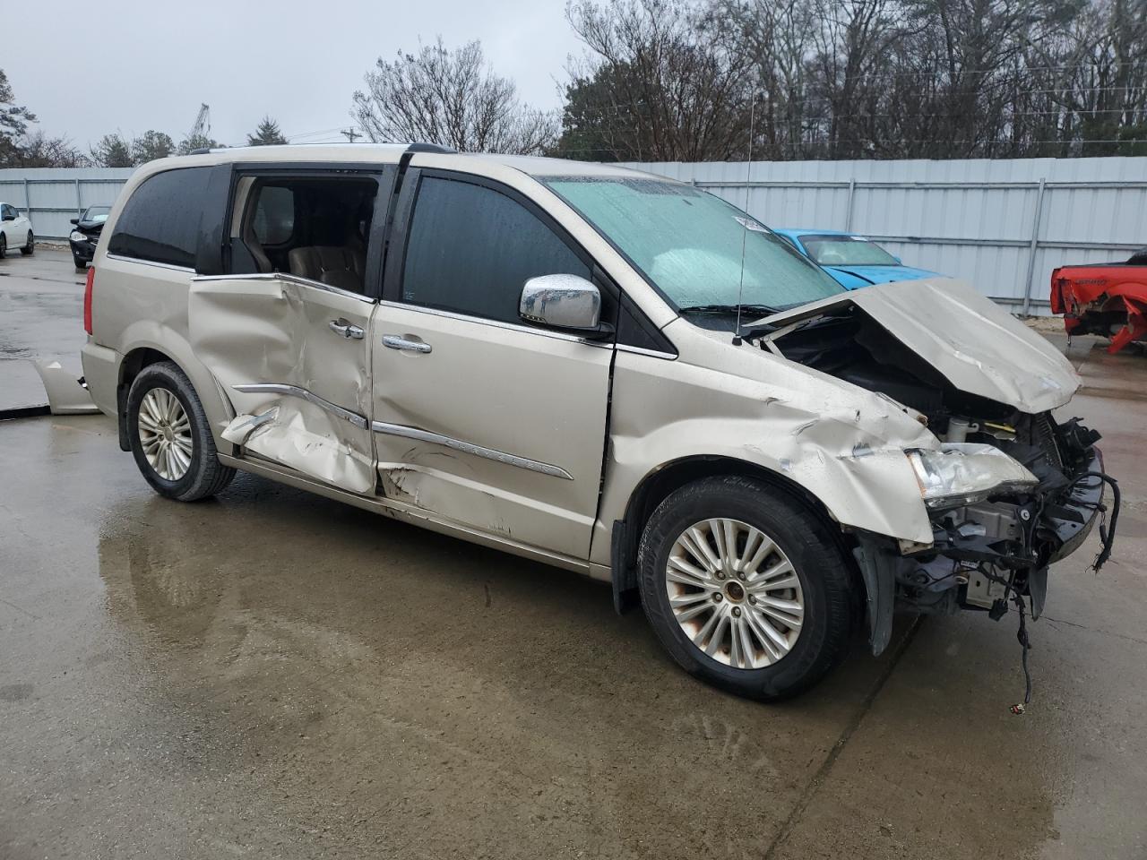 2013 Chrysler Town & Country - Image 4