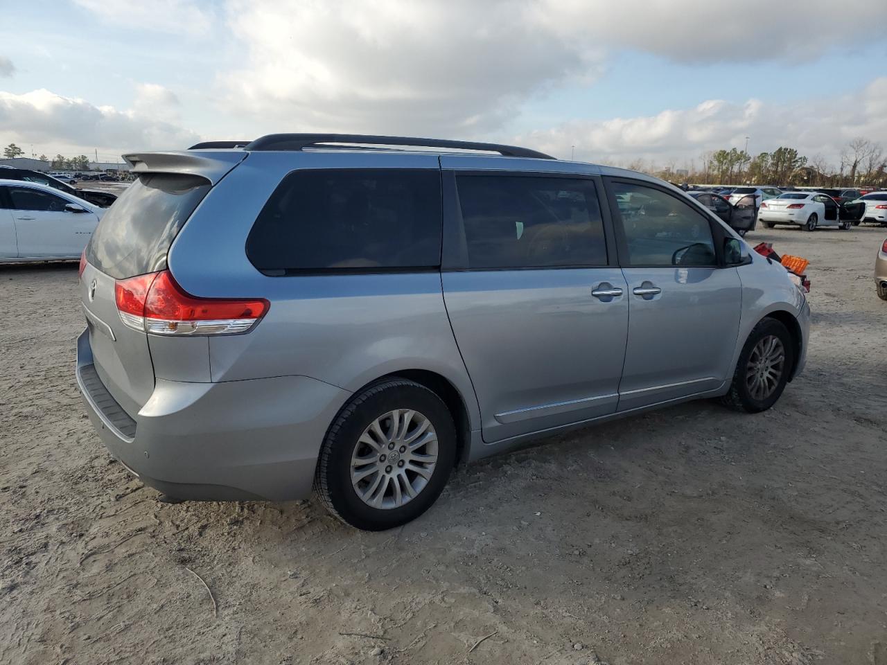 2014 Toyota Sienna - Image 3