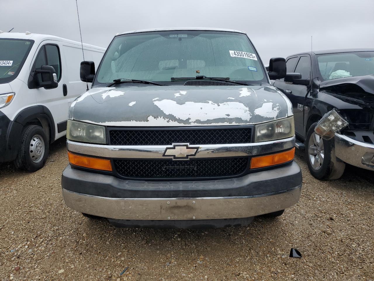 2010 Chevrolet Express - Image 5