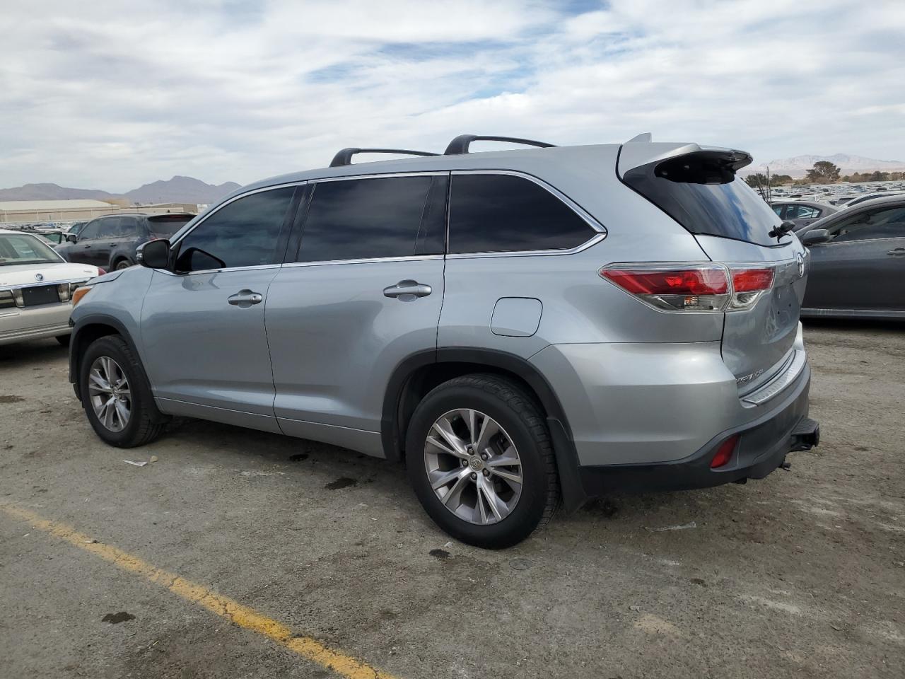 2015 Toyota Highlander - Image 2