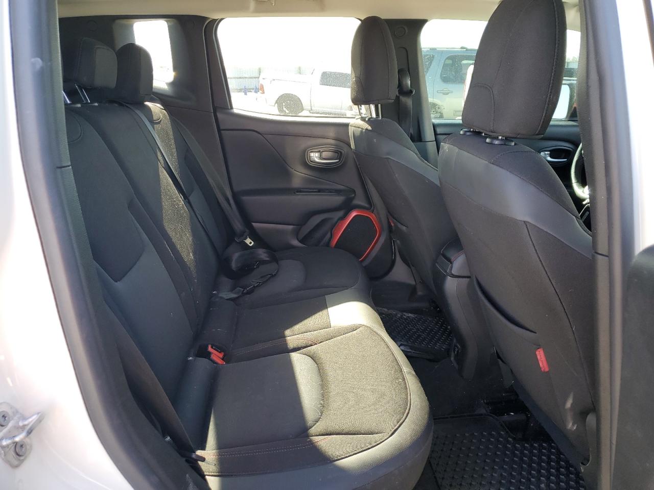 2016 Jeep Renegade - Image 11