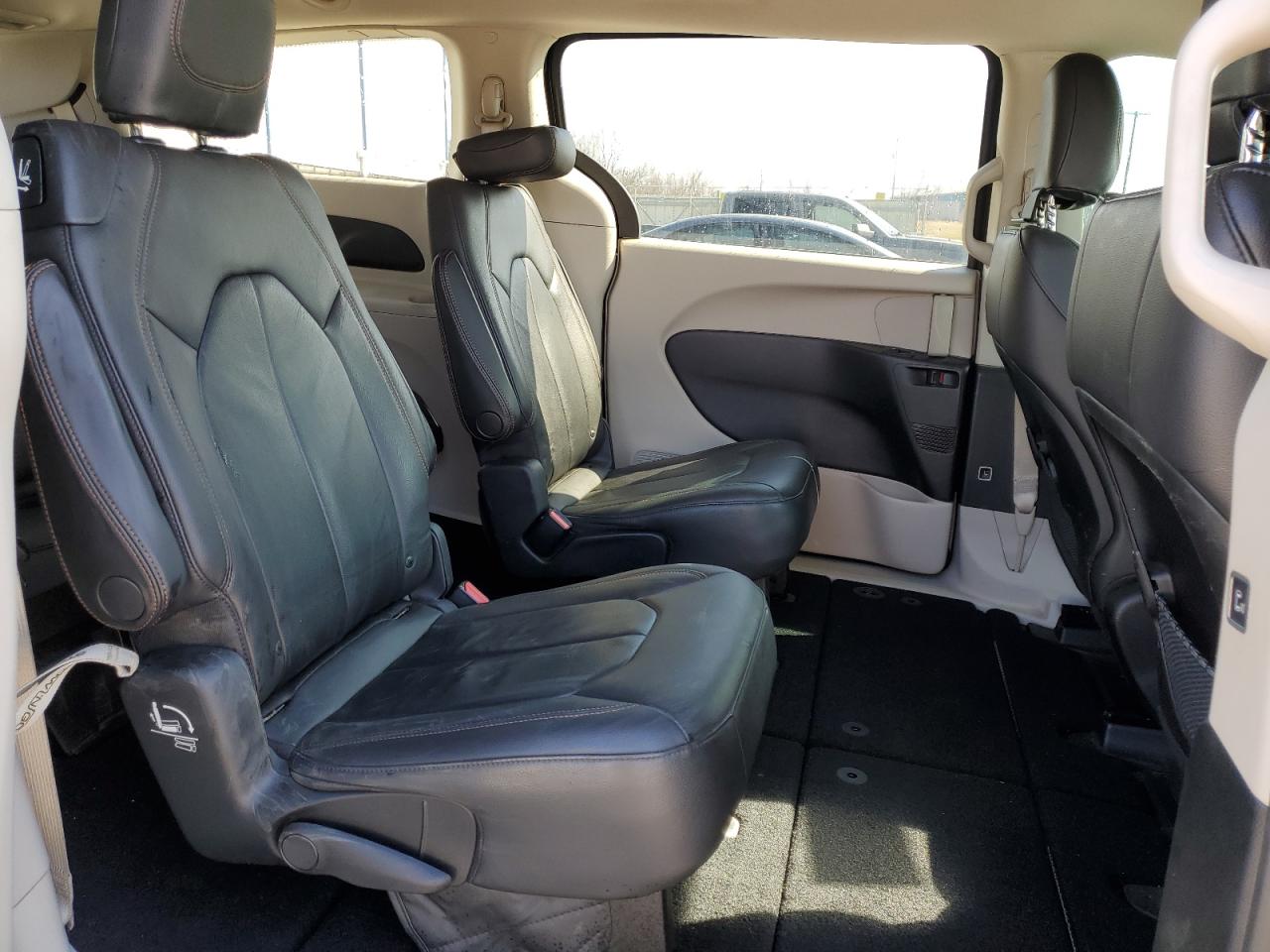 2017 Chrysler Pacifica - Image 10