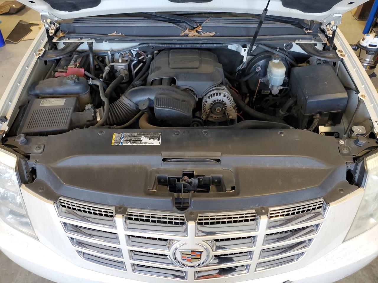 2010 Cadillac Escalade - Image 13
