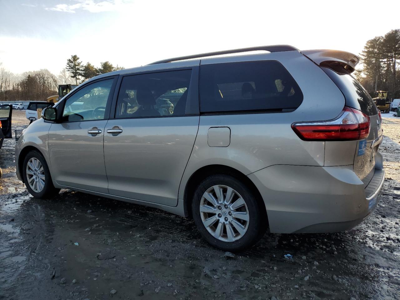 2015 Toyota Sienna - Image 2