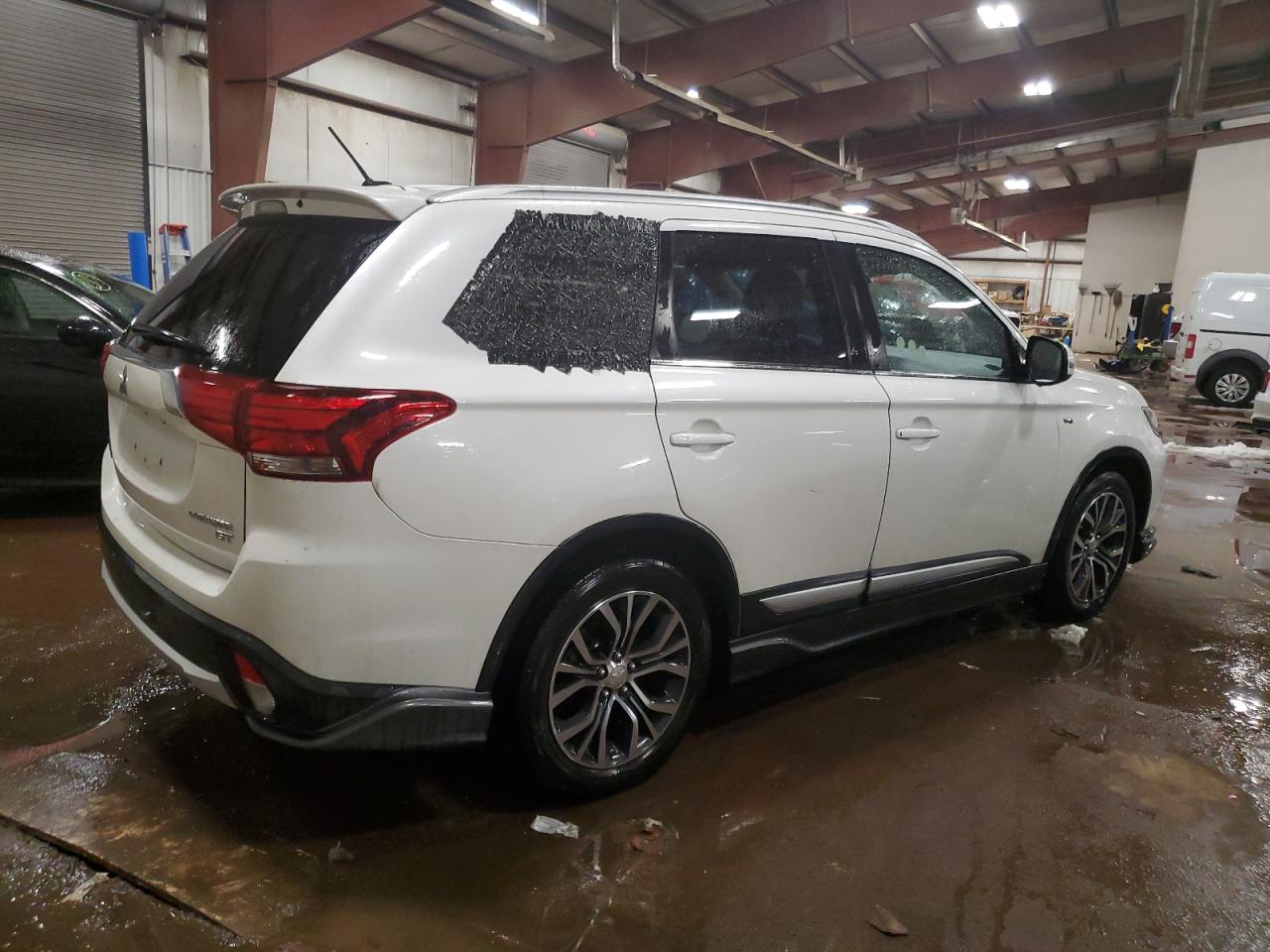 2016 Mitsubishi Outlander - Image 3