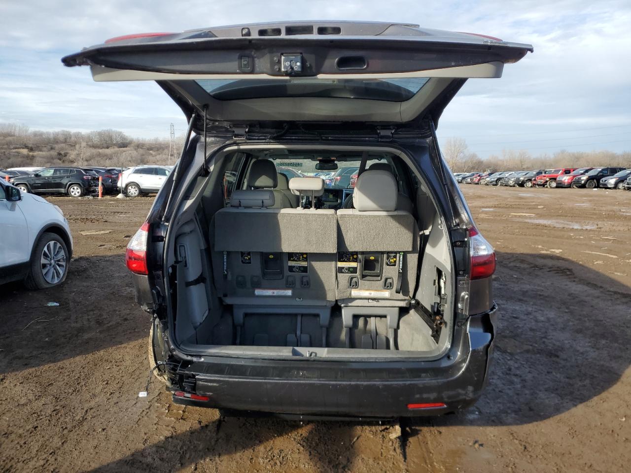 2017 Toyota Sienna - Image 6