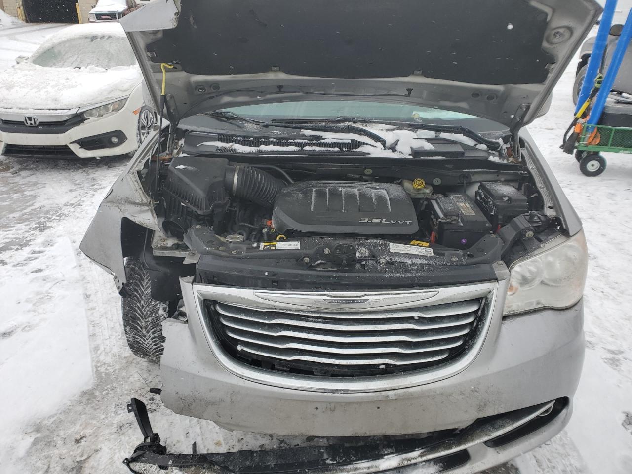 2016 Chrysler Town & Country - Image 12
