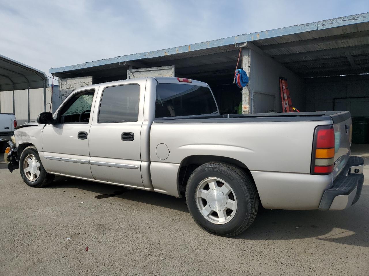 2005 GMC Sierra - Image 2