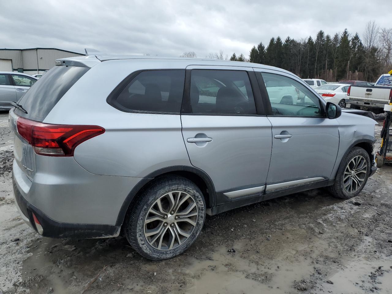 2017 Mitsubishi Outlander - Image 3