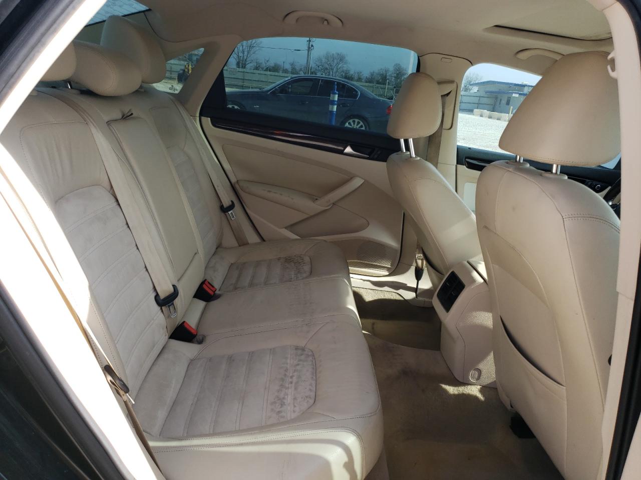 2014 Volkswagen Passat - Image 10